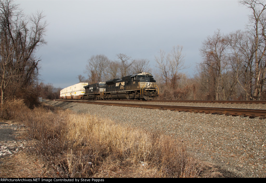 NS 1221 and 7536 lead traiin 28X east